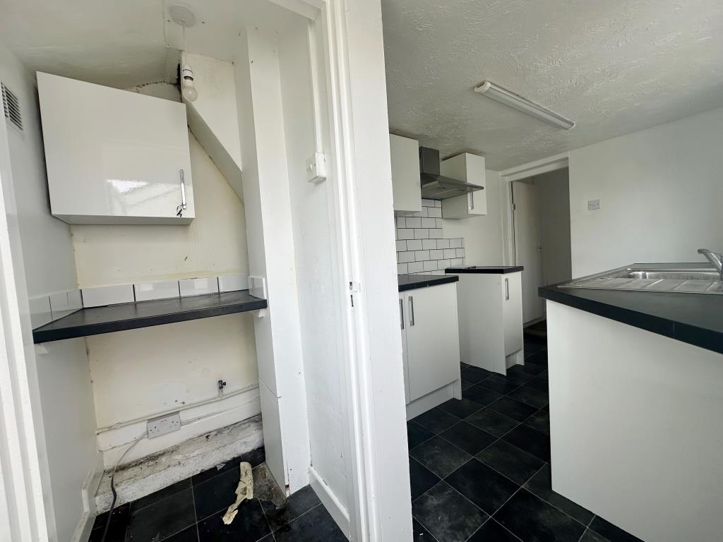 Lot: 115 - MID-TERRACE HOUSE FOR REFURBISHMENT - utility room